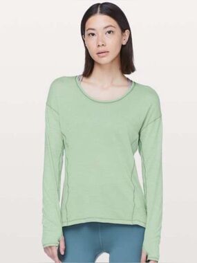 Lululemon SWEAT EMBRACE LONG SLEEVE
COLOUR: HEATHERED OPAL GREEN
SIZE 6